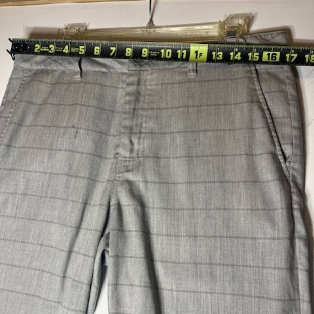Travis Mathew Activewear Golf Gray Striped Lightweights Shorts Sz 32 - Picture 5 of 6